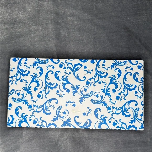 Seint Beauty Blue Floral 27 Palette — Blue Shades Collection - Picture 2 of 6